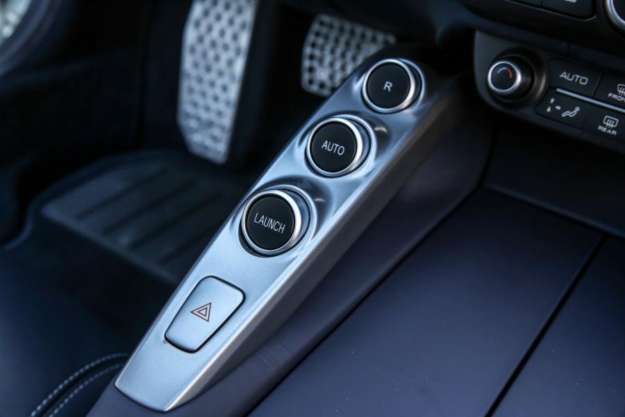Детали интерьера Ferrari GTC4Lusso T 2016 года  (фото 32 из 37)